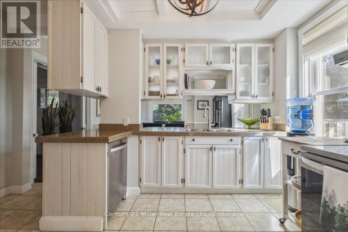 585 DUNDAS STREET E - 16