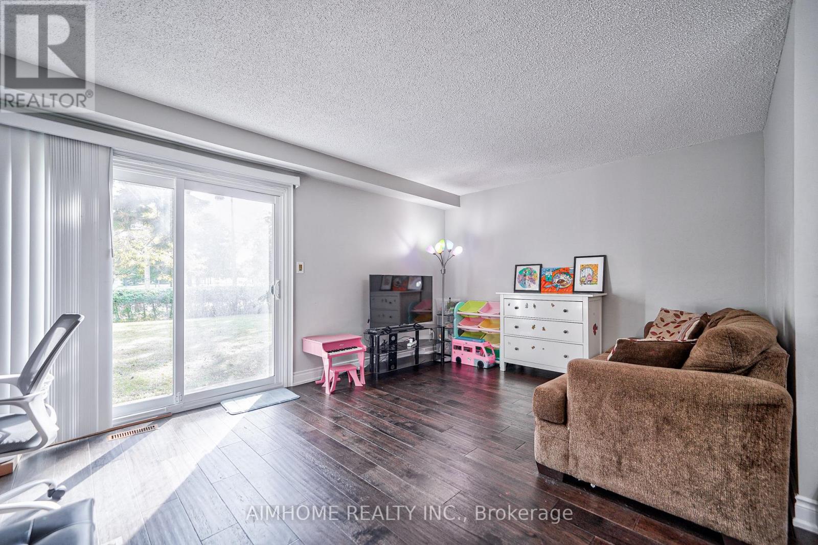 1692 JOHN STREET - 11