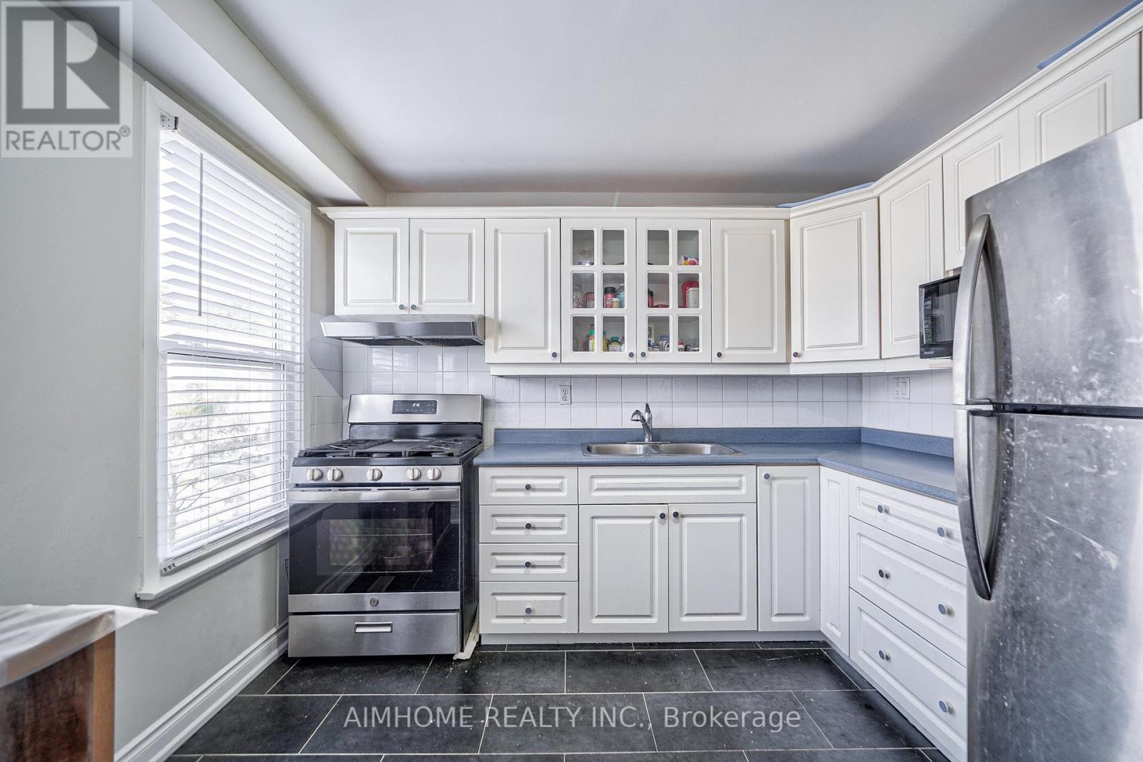 1692 JOHN STREET - 16