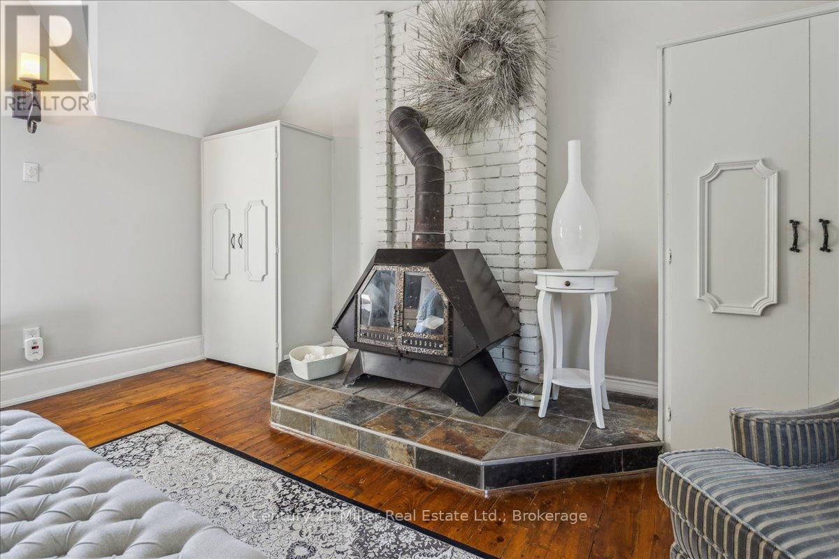 585 DUNDAS STREET E - 26