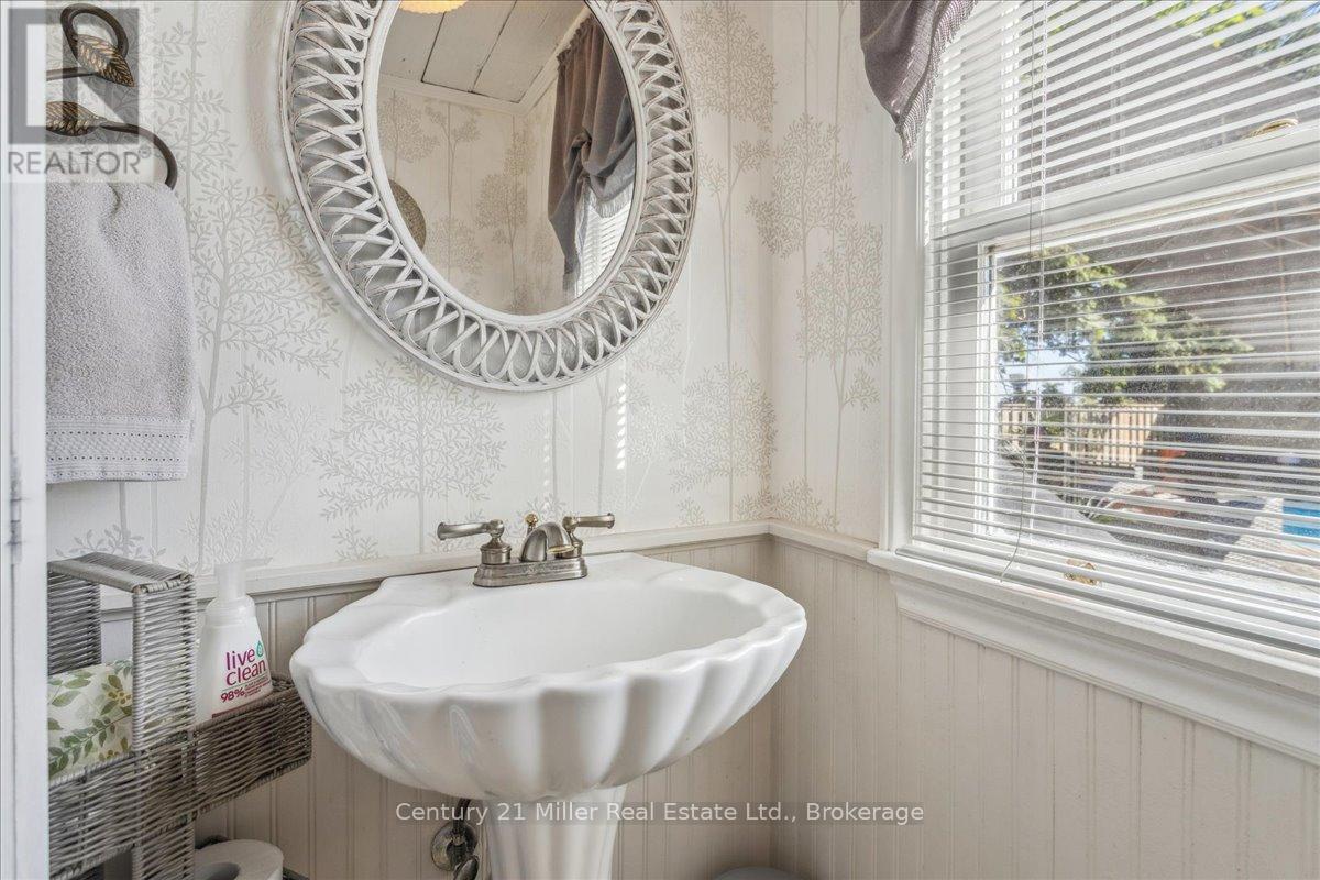 585 DUNDAS STREET E - 21