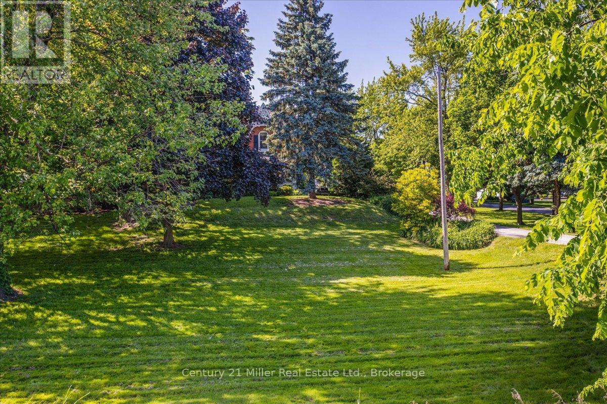 585 DUNDAS STREET E - 31