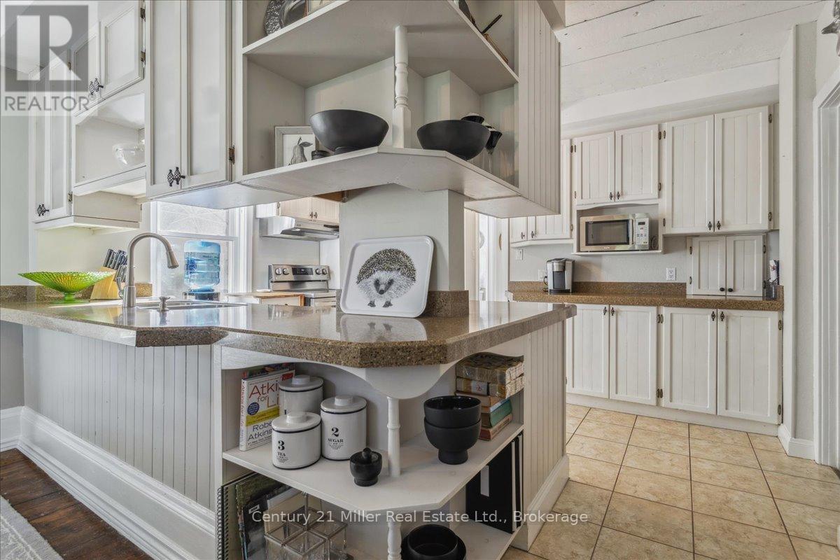 585 DUNDAS STREET E - 18