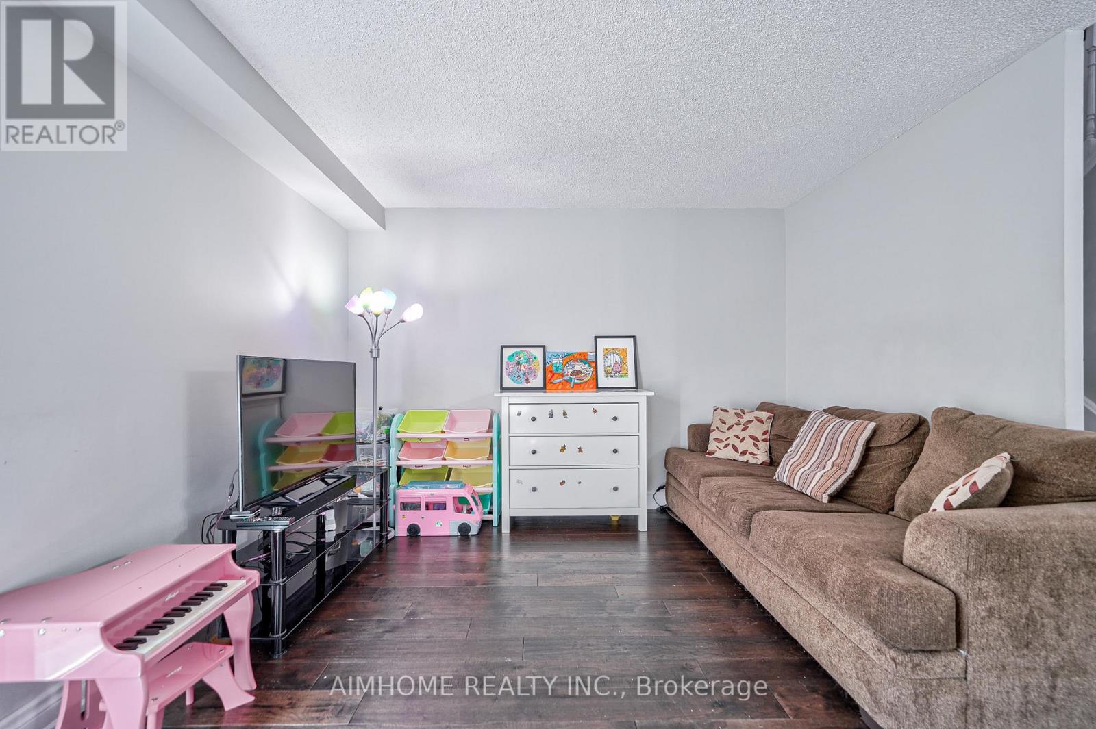 1692 JOHN STREET - 12