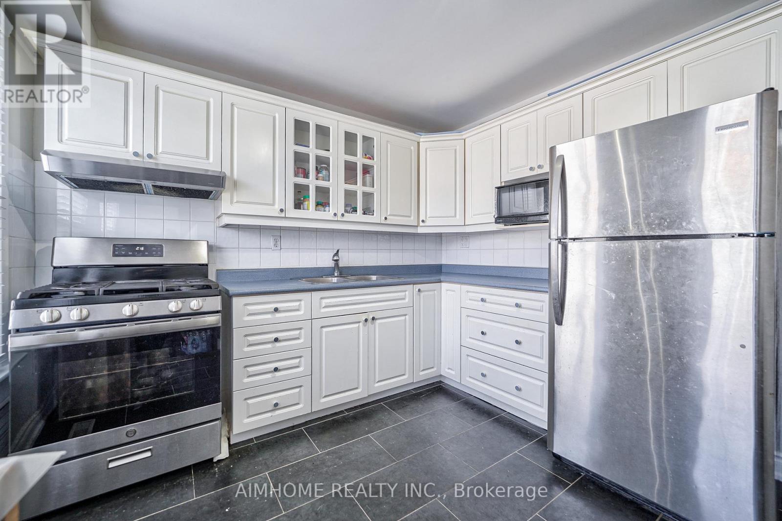 1692 JOHN STREET - 17
