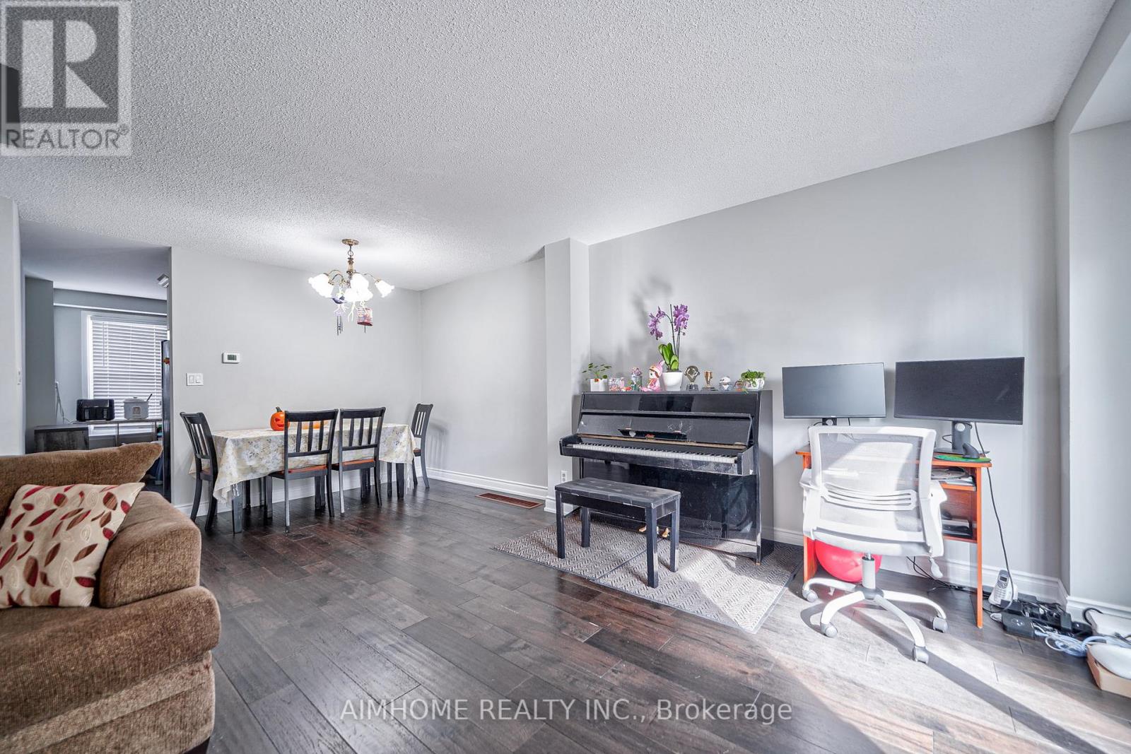 1692 JOHN STREET - 13