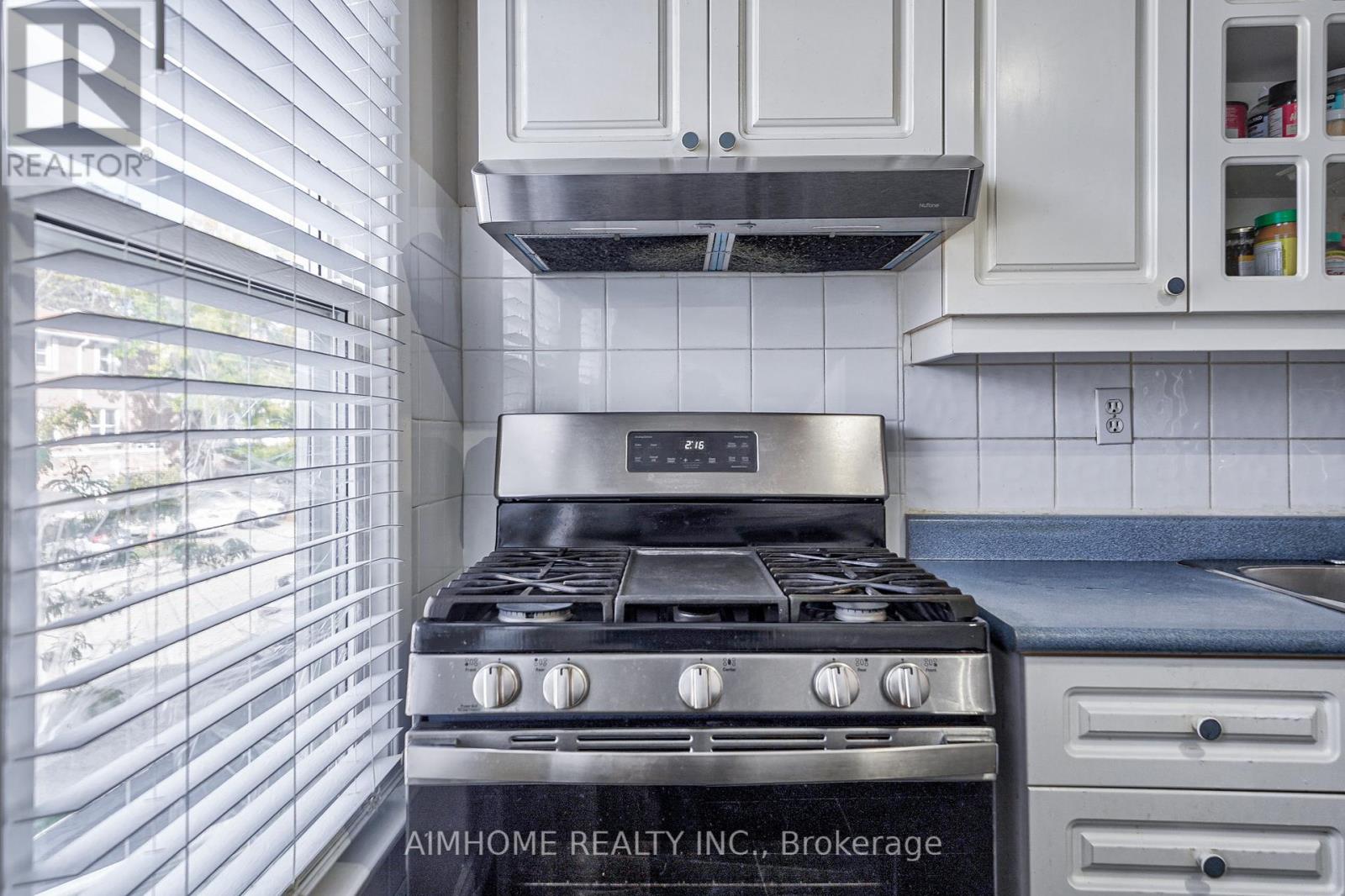 1692 JOHN STREET - 18