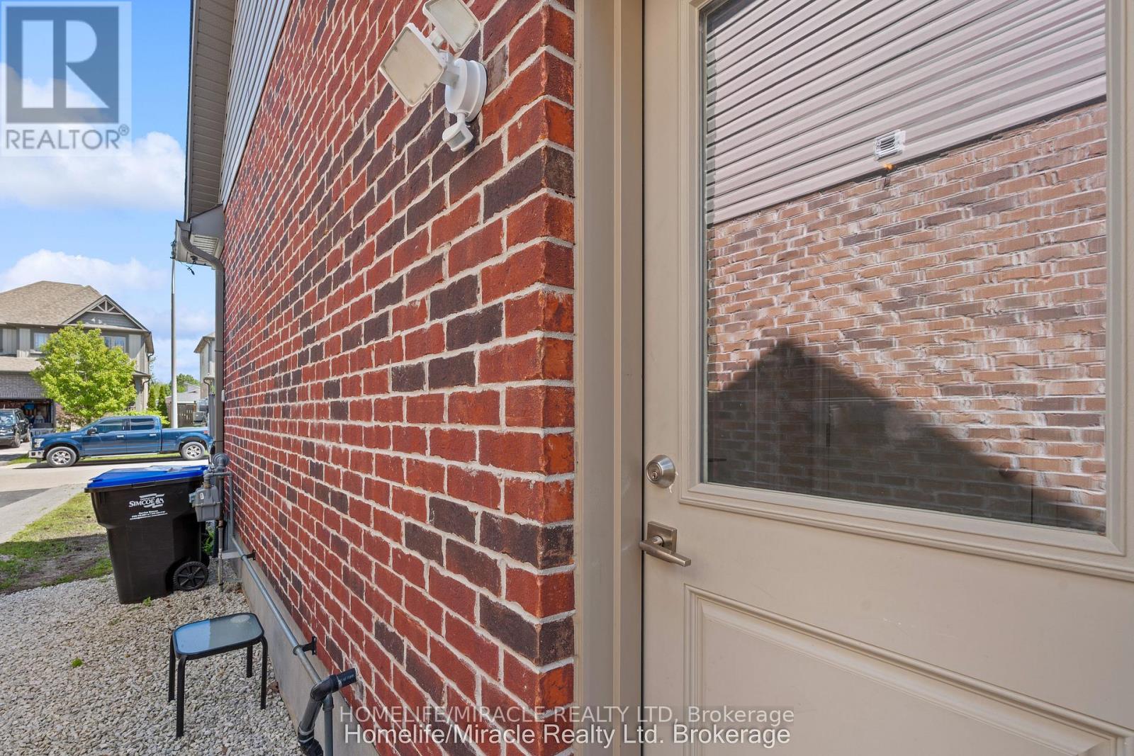32 CARLETON TRAIL - 43