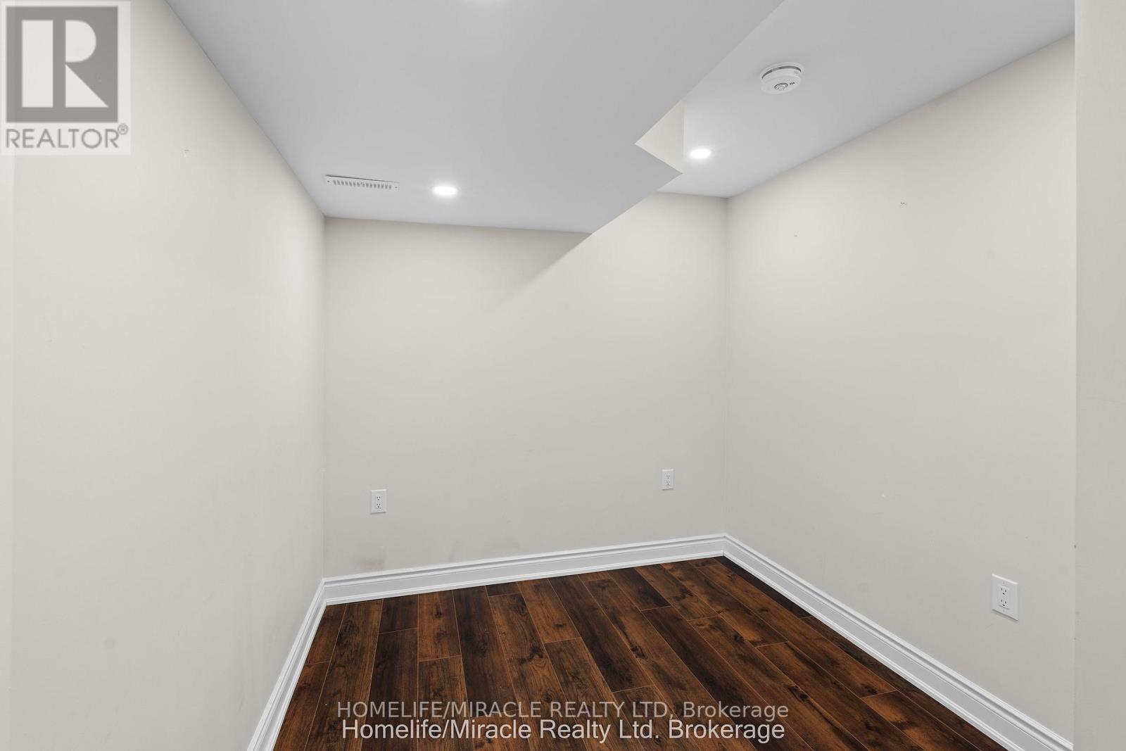 32 CARLETON TRAIL - 37