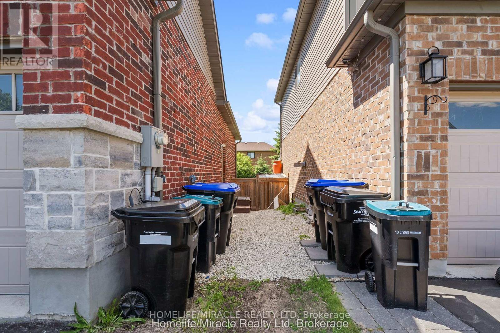32 CARLETON TRAIL - 44