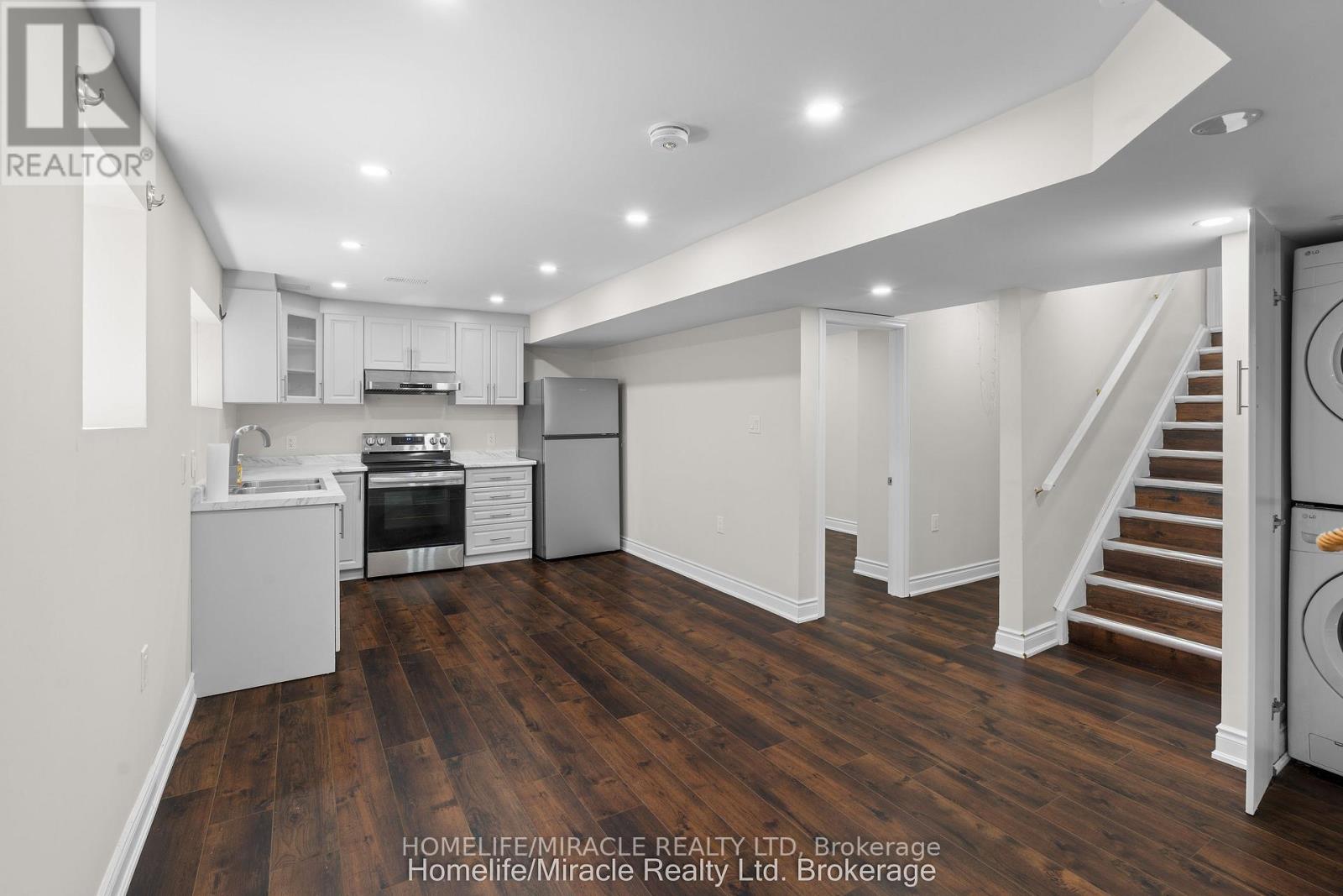 32 CARLETON TRAIL - 42