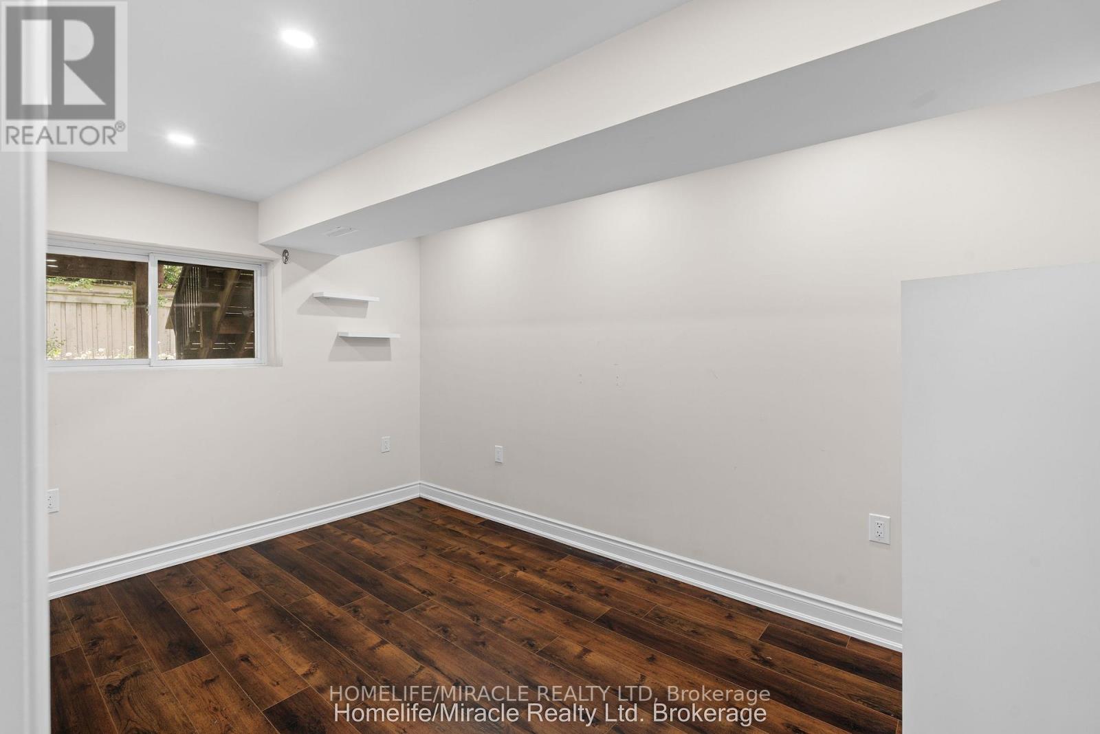 32 CARLETON TRAIL - 35
