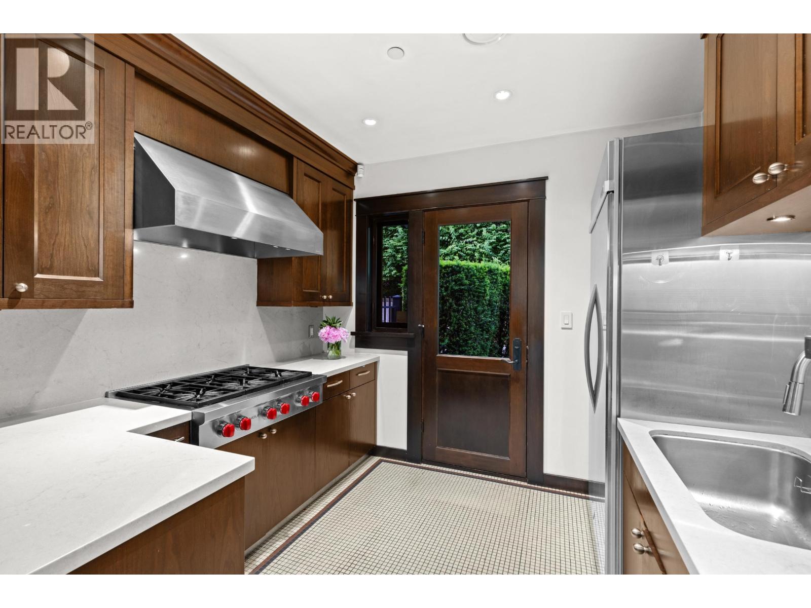 1988 DRUMMOND DRIVE, Vancouver