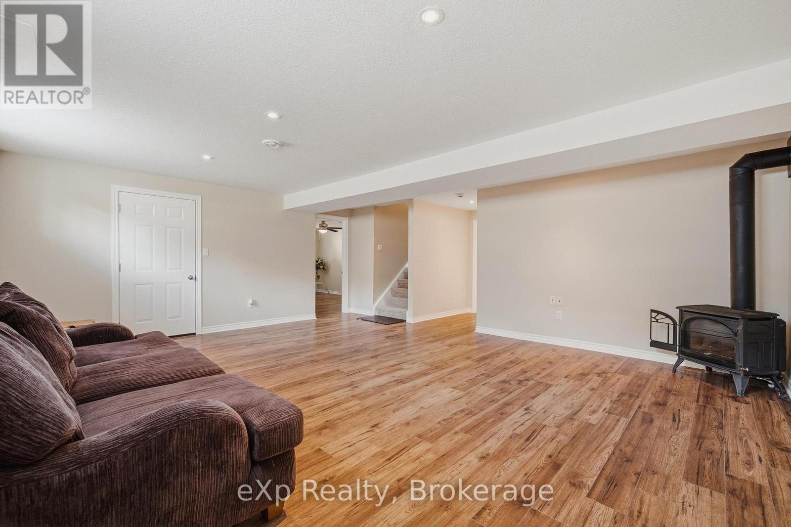 180 RUBY'S CRESCENT - 19