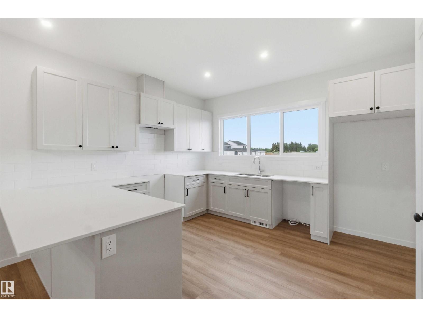 1084 MCLEOD AV - 13
