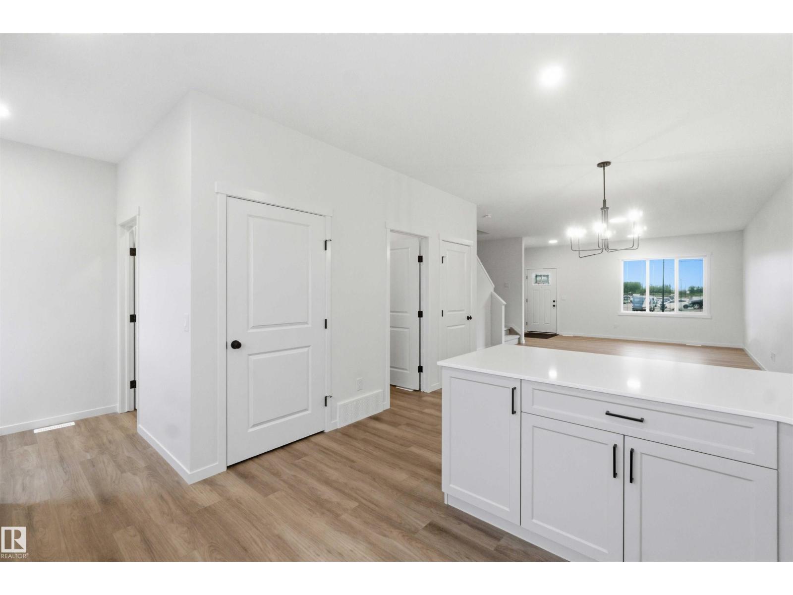 1084 MCLEOD AV - 15