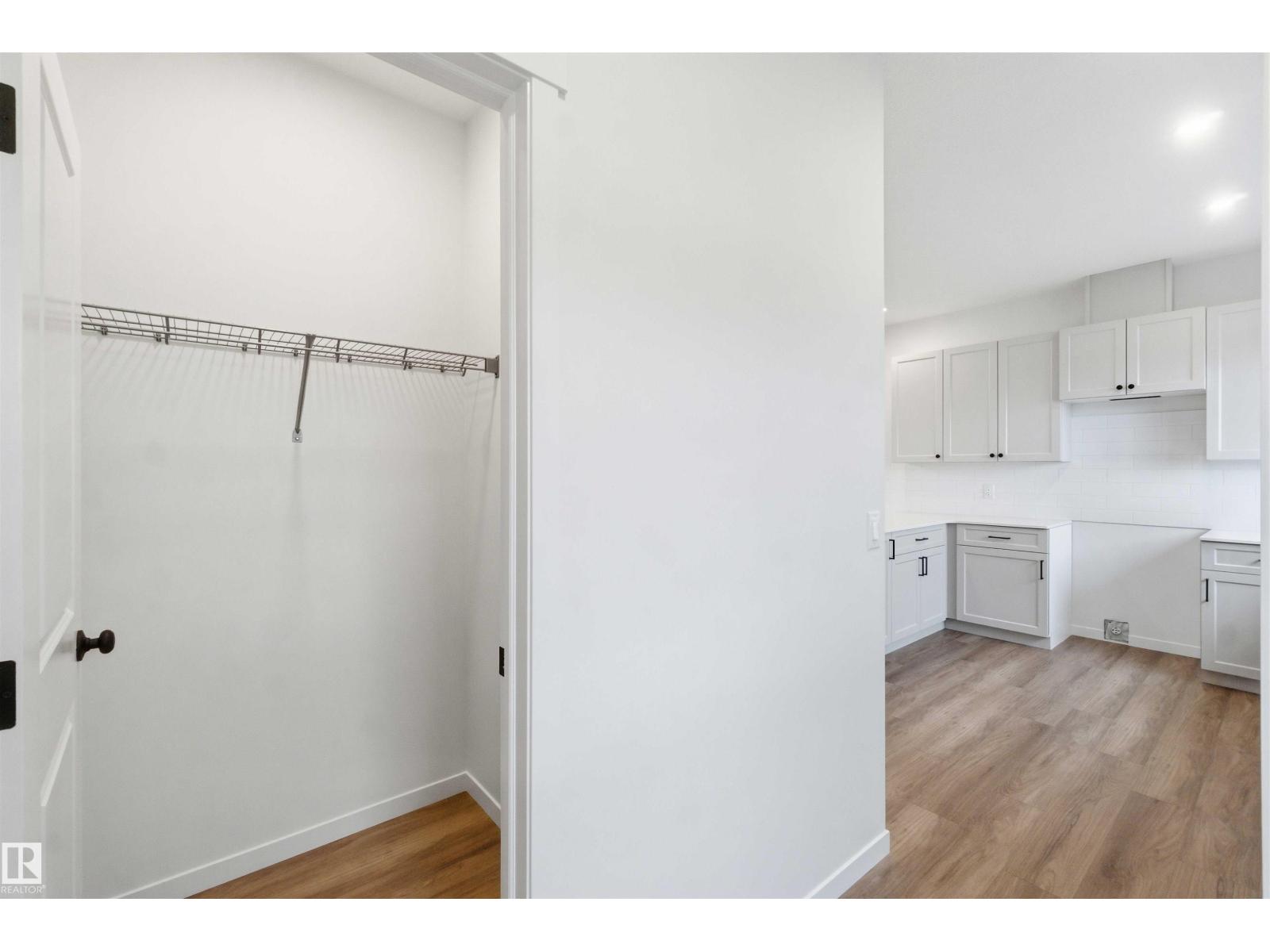 1084 MCLEOD AV - 17