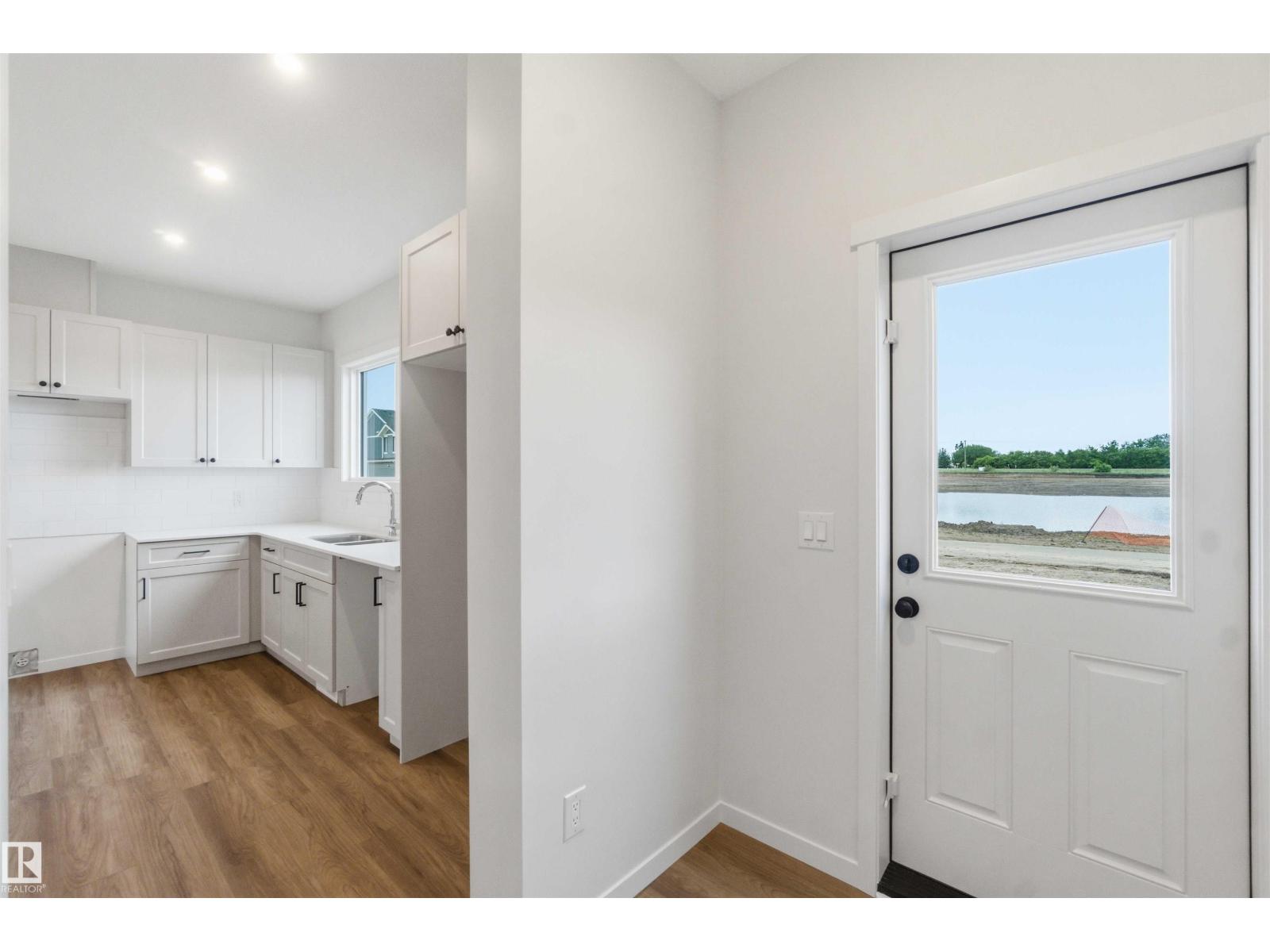 1084 MCLEOD AV - 18