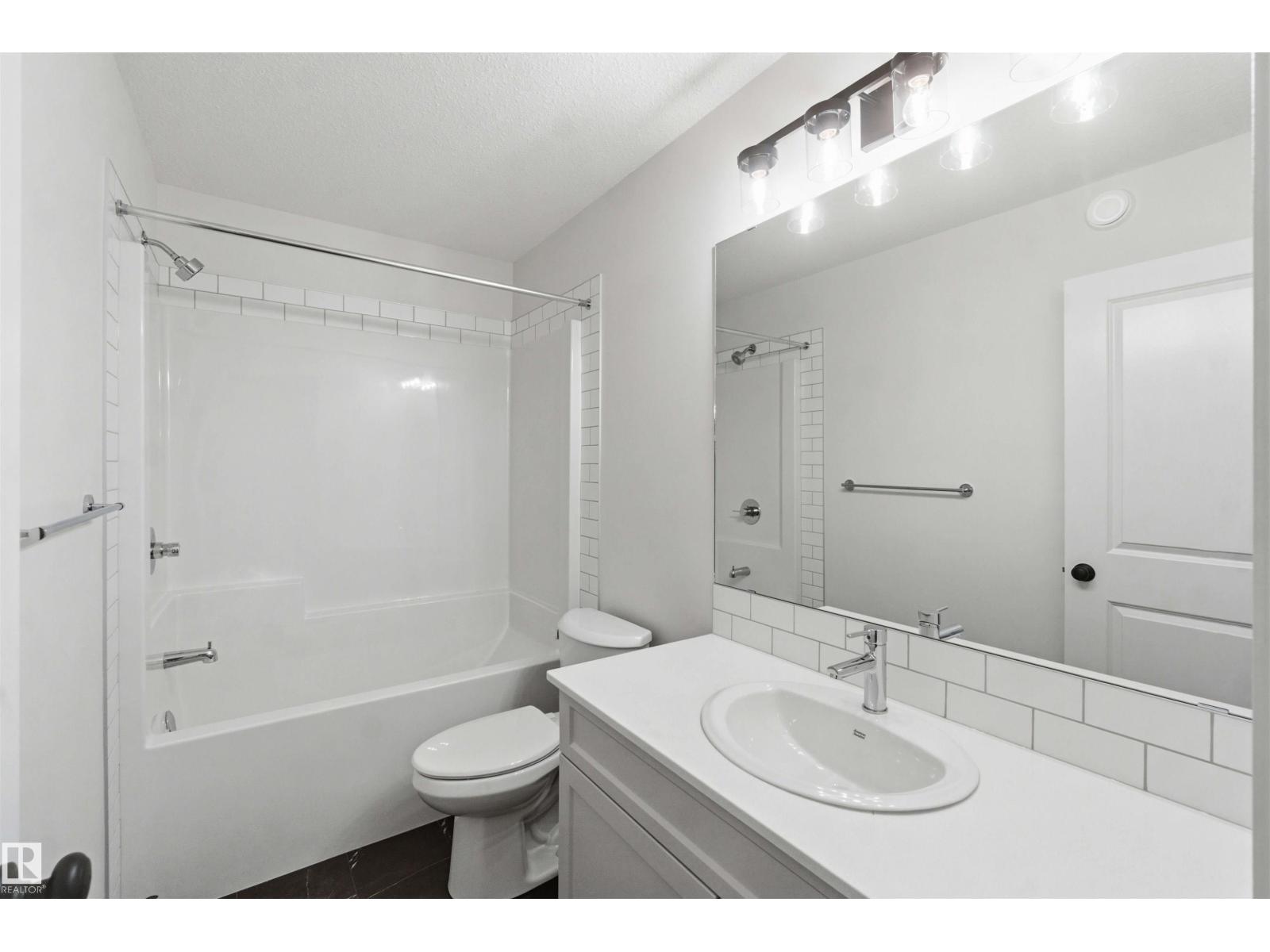 1084 MCLEOD AV - 27
