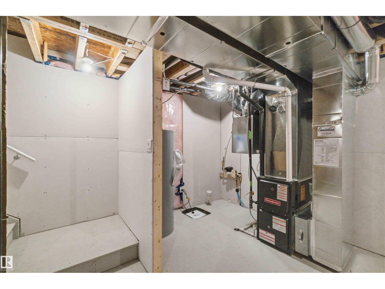 1084 MCLEOD AV - 34