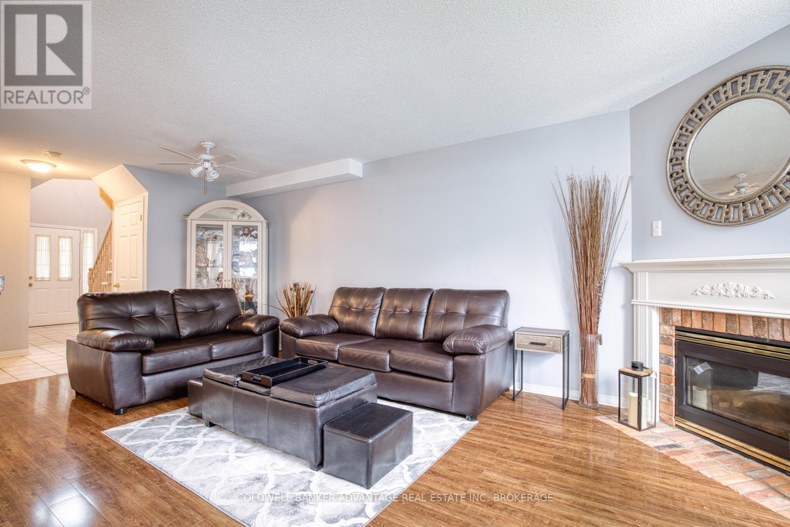 #2 800 PARAMOUNT DRIVE - Image 7