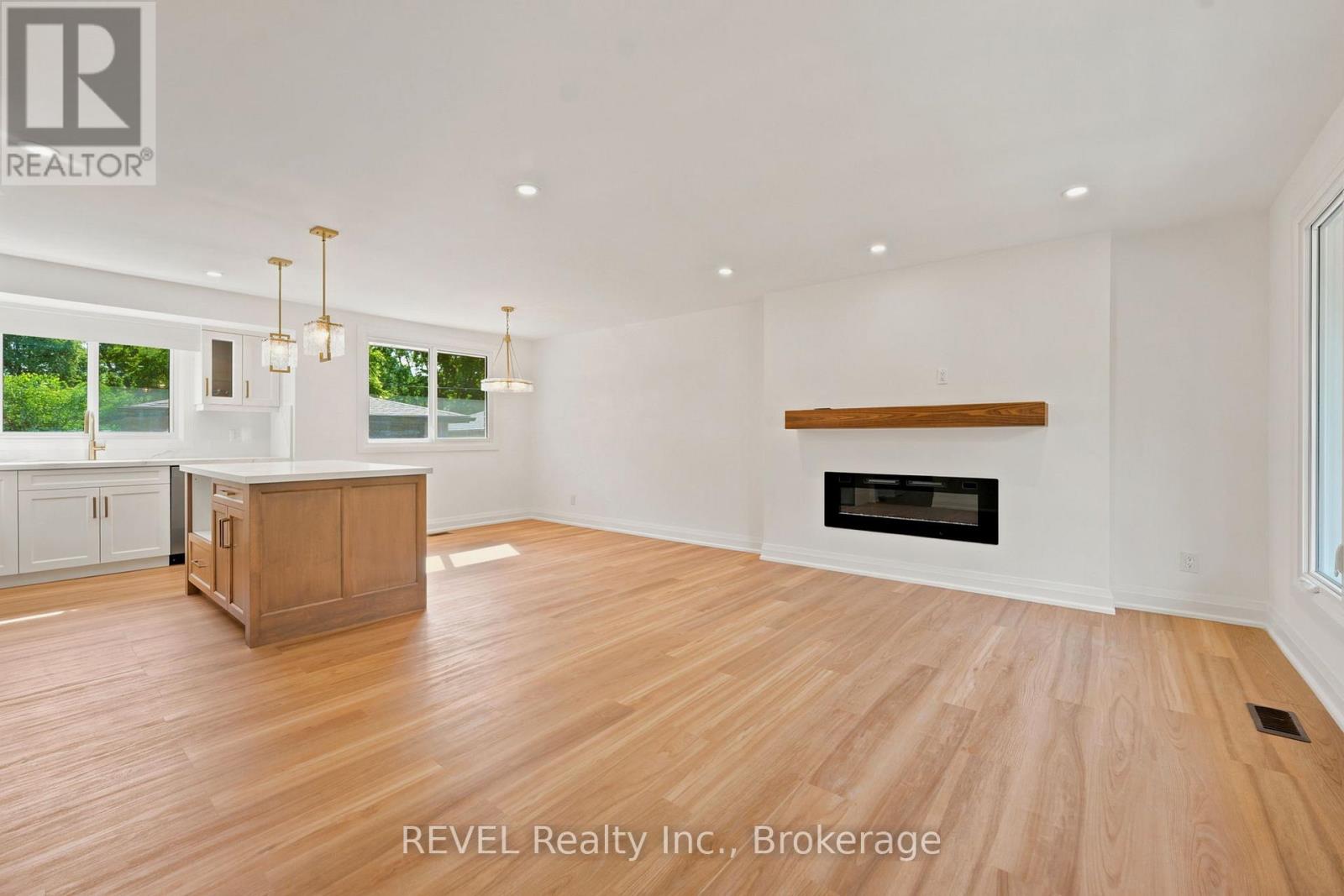 72 PRINCE CHARLES DRIVE - 6