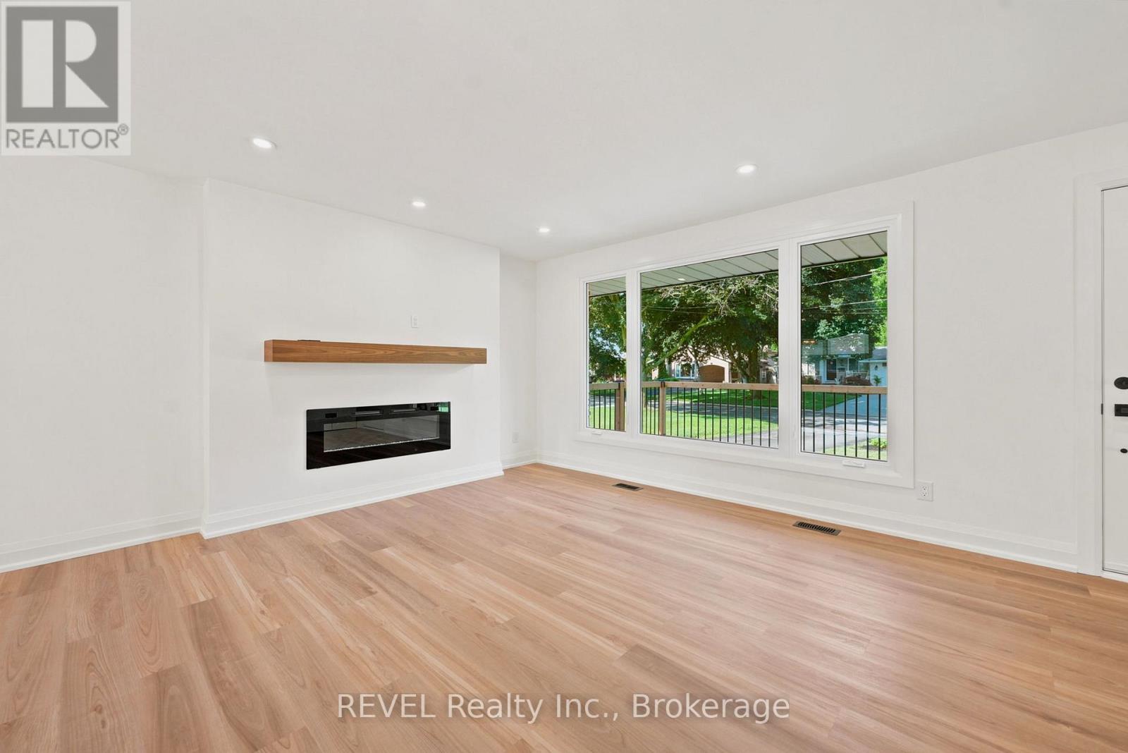 72 PRINCE CHARLES DRIVE - 7