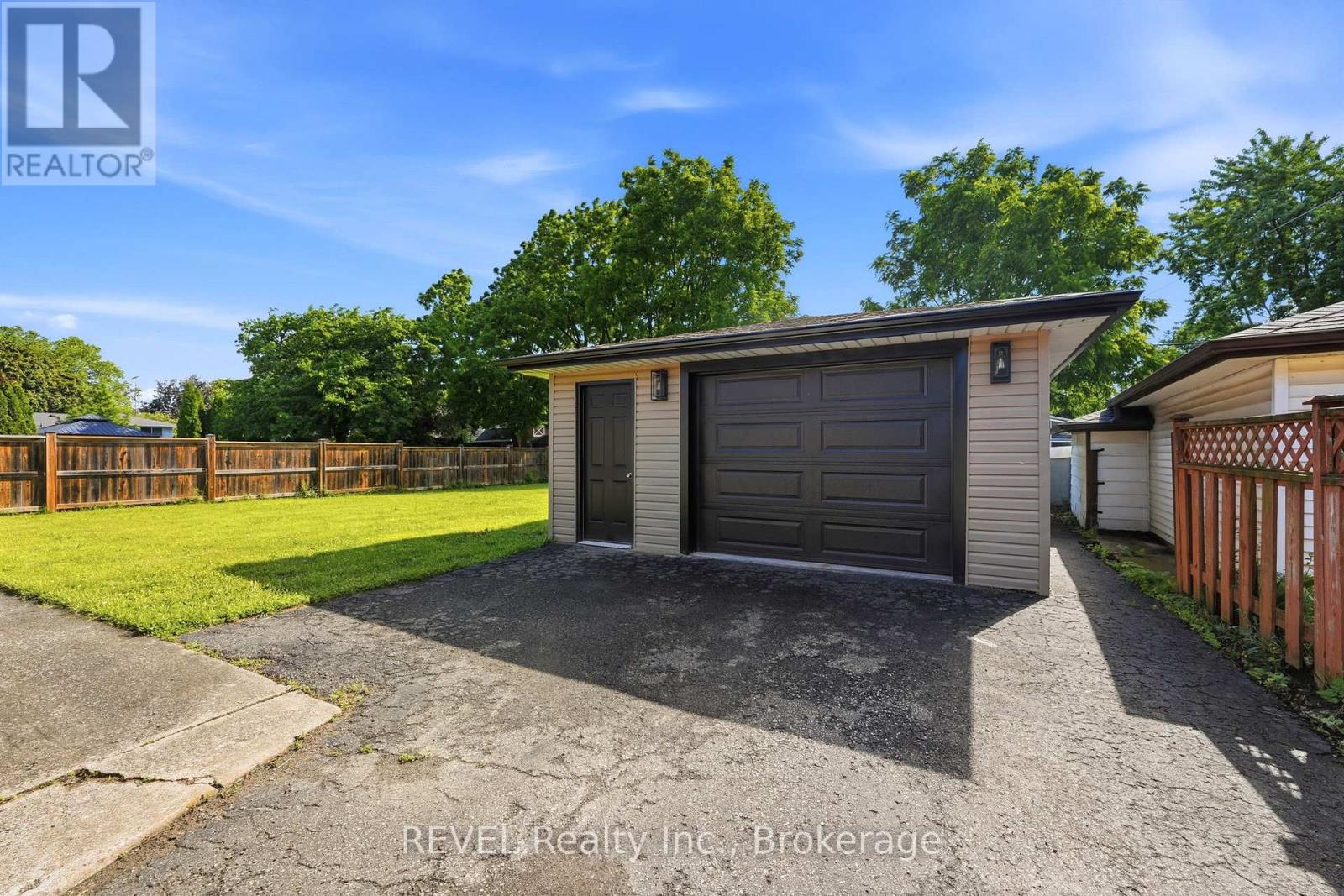 72 PRINCE CHARLES DRIVE - 23