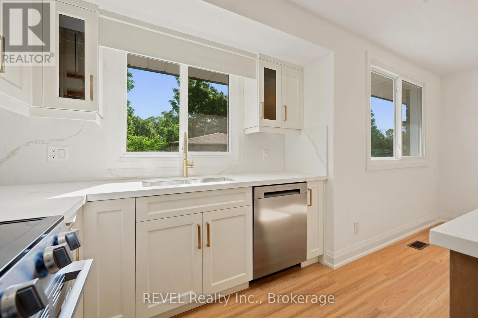 72 PRINCE CHARLES DRIVE - 10