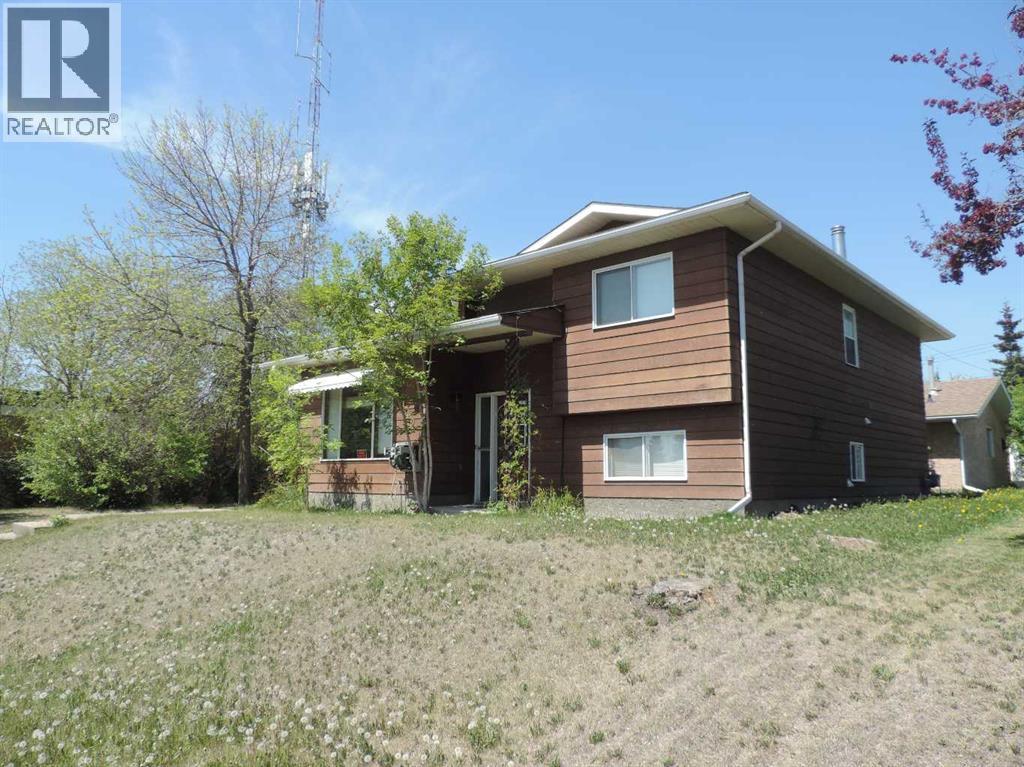 5042 51 Avenue - 2