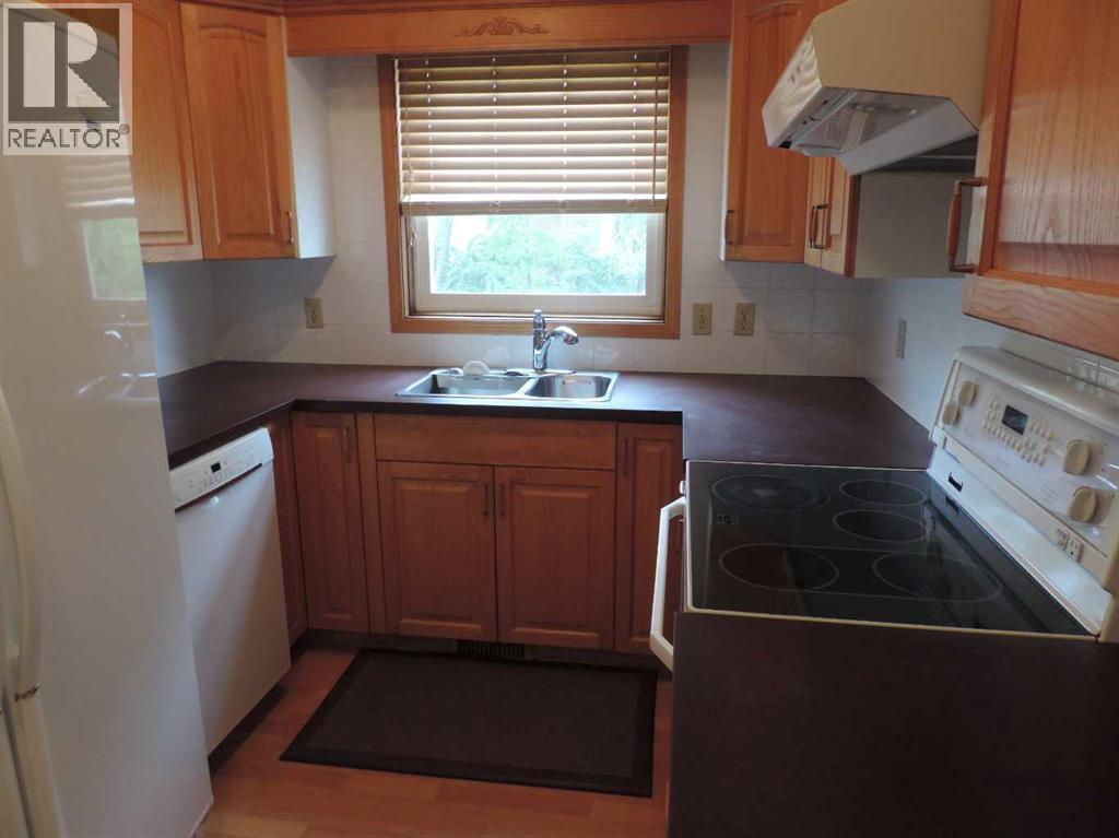 5042 51 Avenue - 6