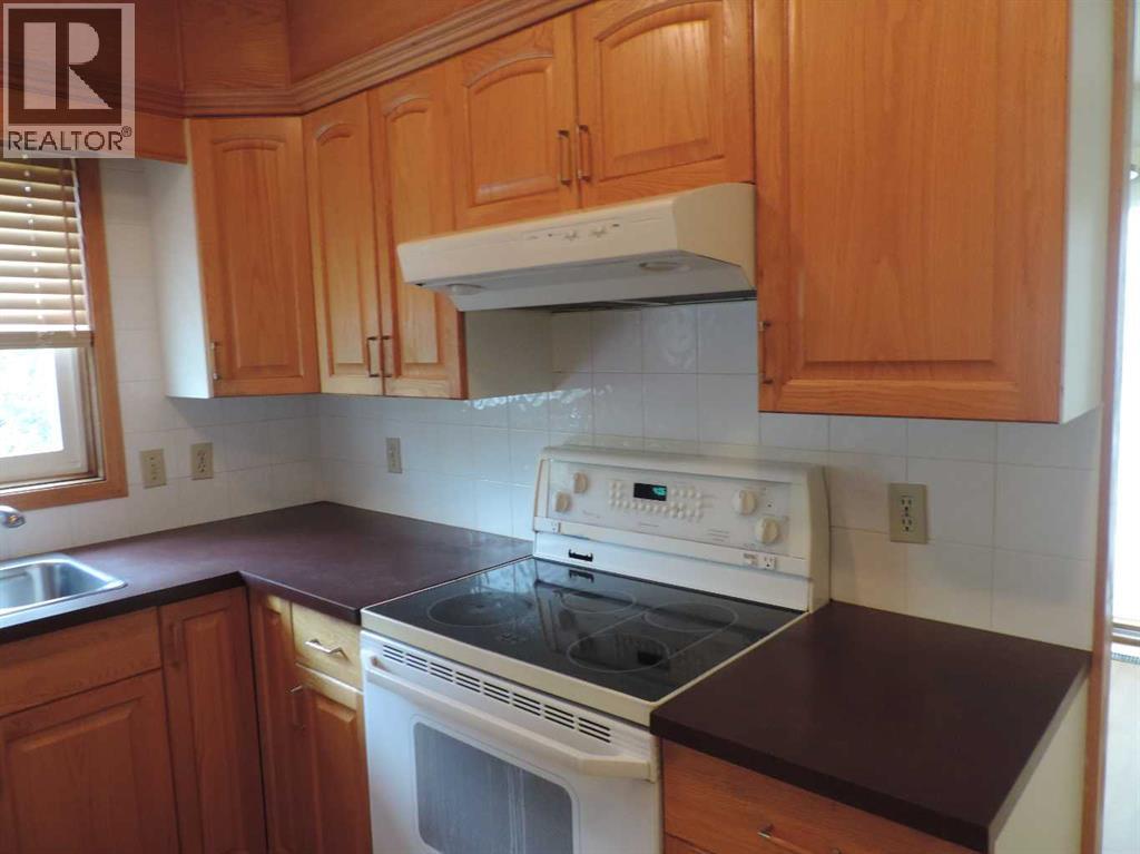 5042 51 Avenue - 4