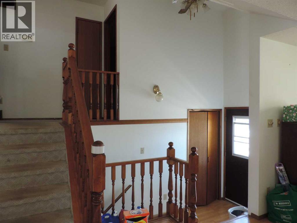 5042 51 Avenue - 7
