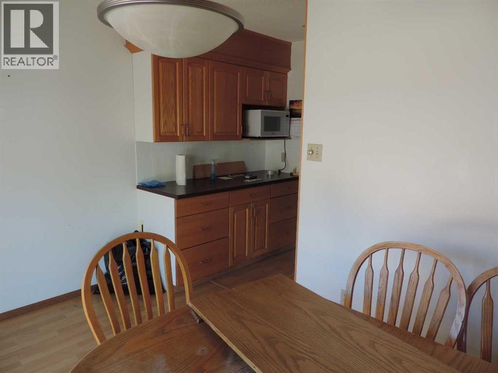 5042 51 Avenue - 9