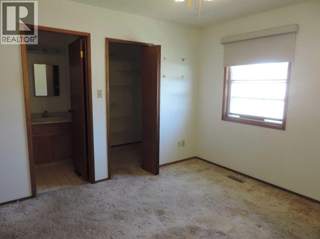 5042 51 Avenue - 10