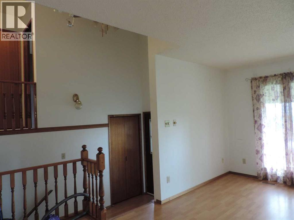 5042 51 Avenue - 8