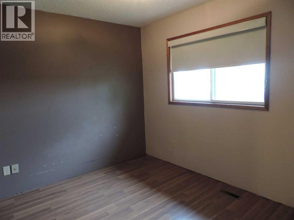 5042 51 Avenue - 24