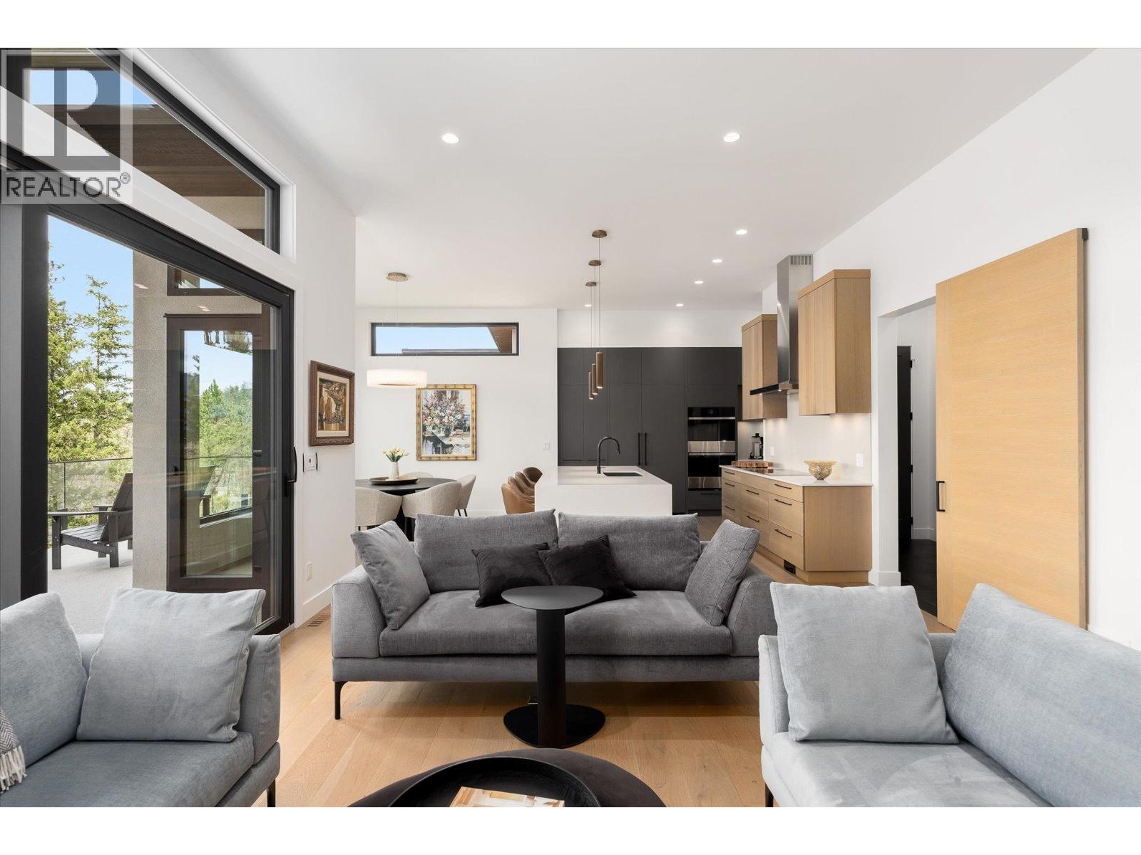  10038 Beacon Hill Drive, Lake Country