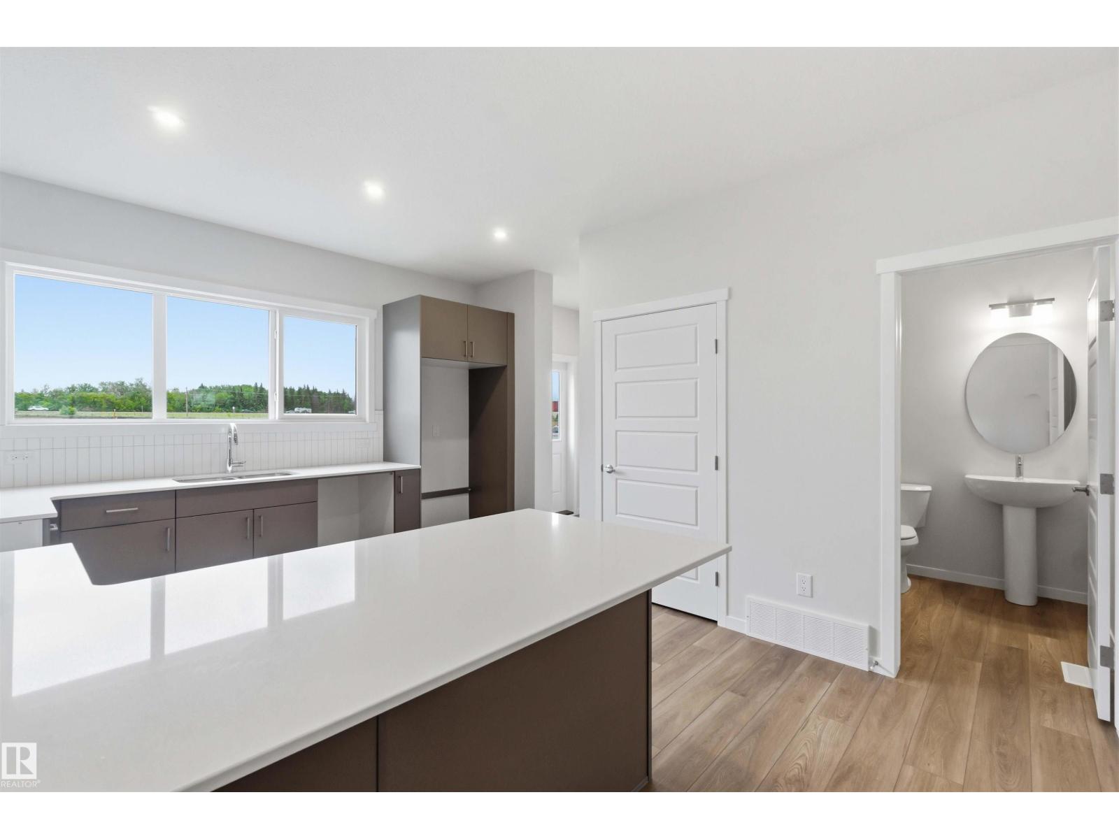 1088 MCLEOD AV - 11