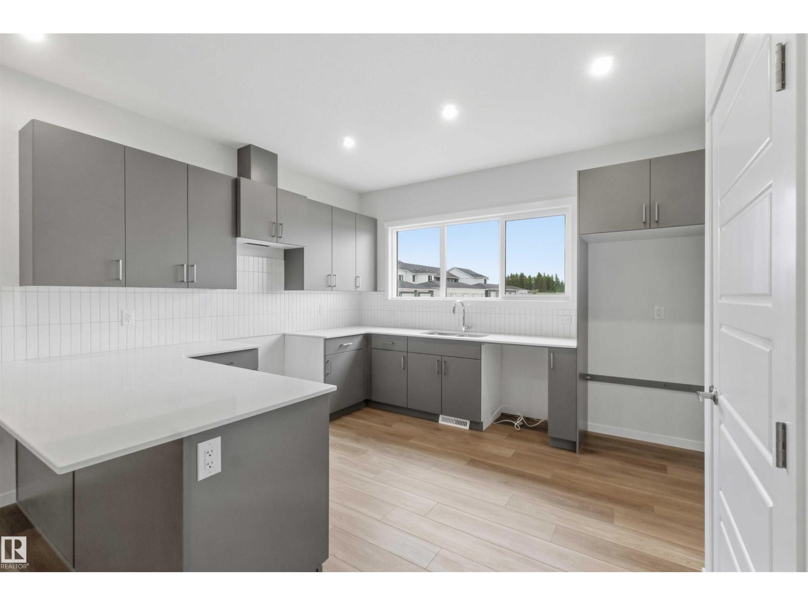 1088 MCLEOD AV - 12
