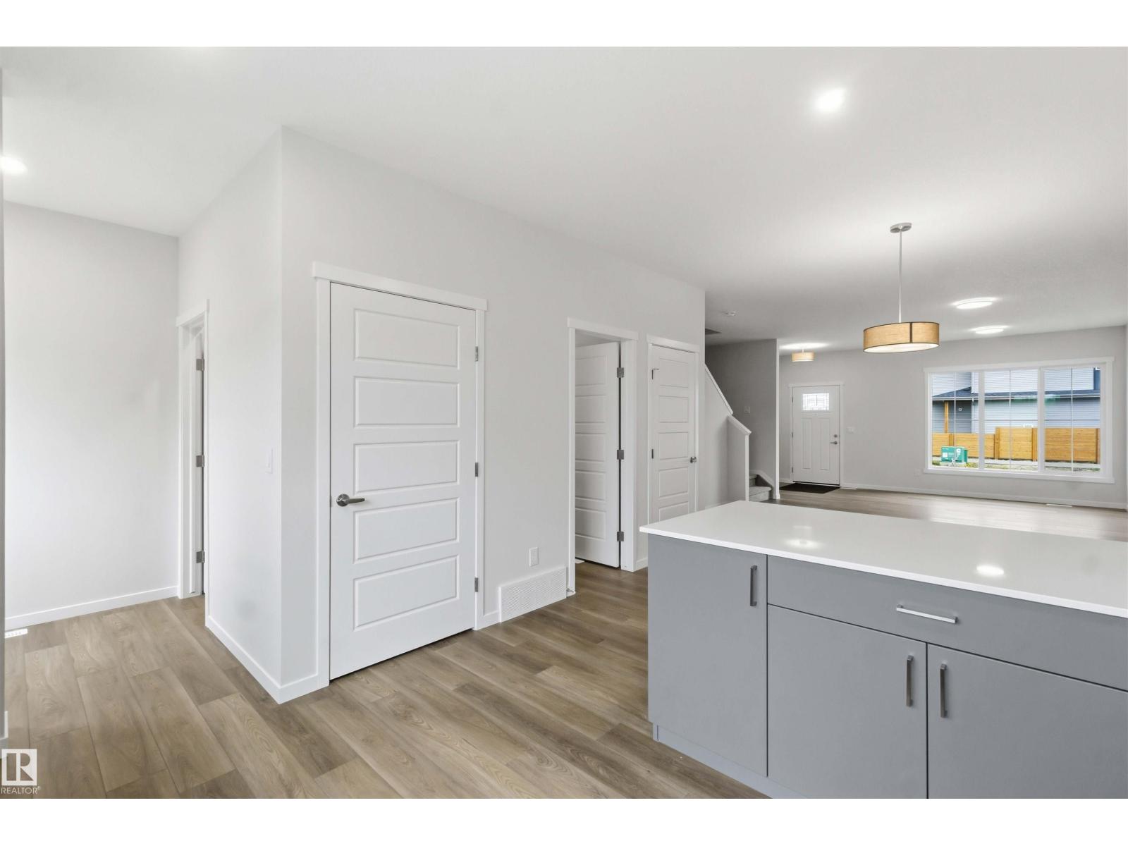 1088 MCLEOD AV - 13
