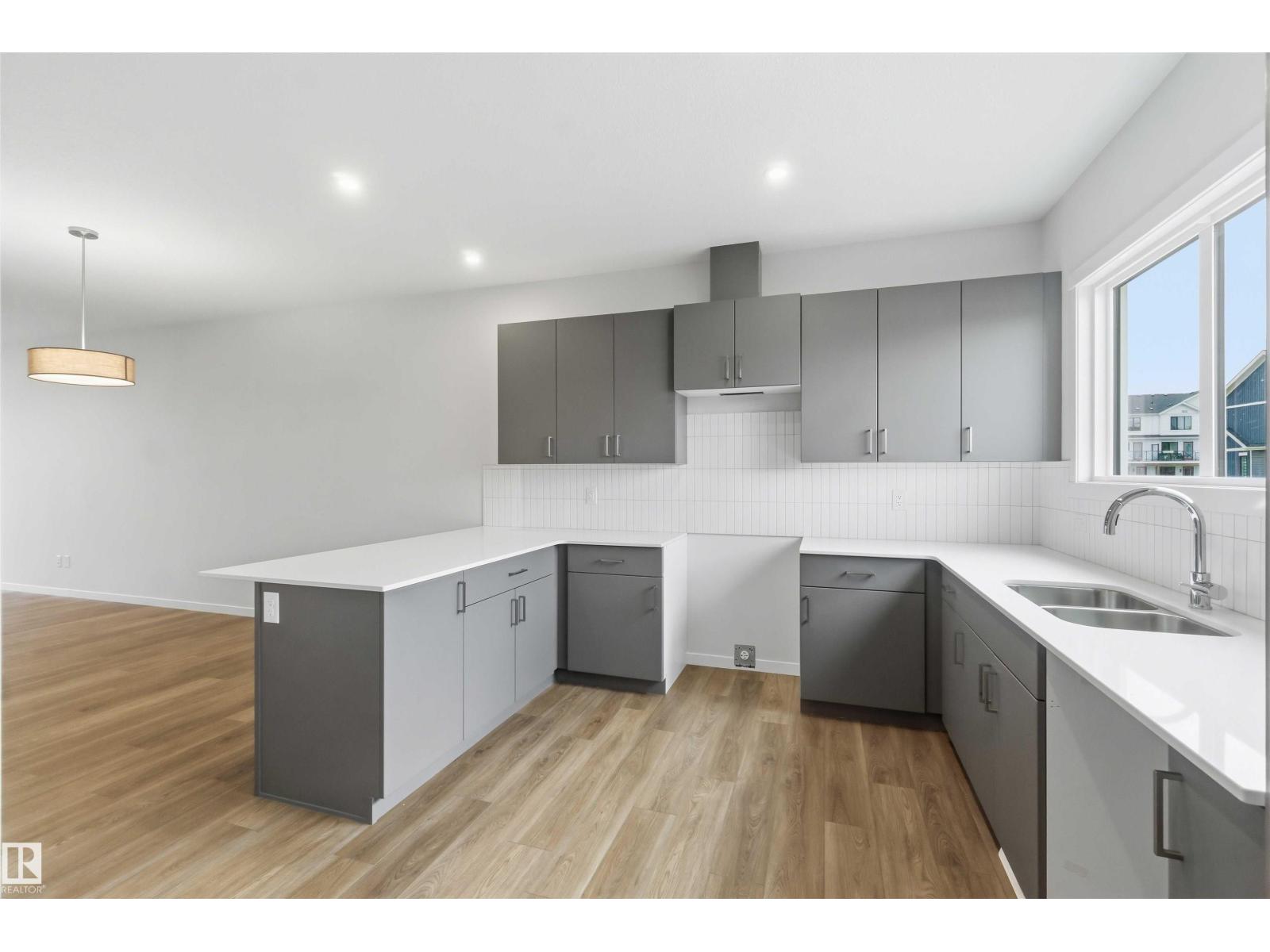 1088 MCLEOD AV - 14