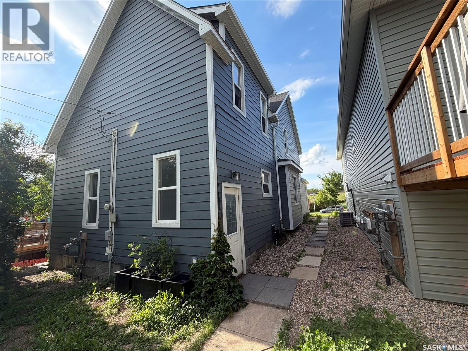 203 8th STREET W - 25