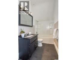4pc Bathroom - 203 8th Street W, Saskatoon, SK S7M0B7 Photo 10