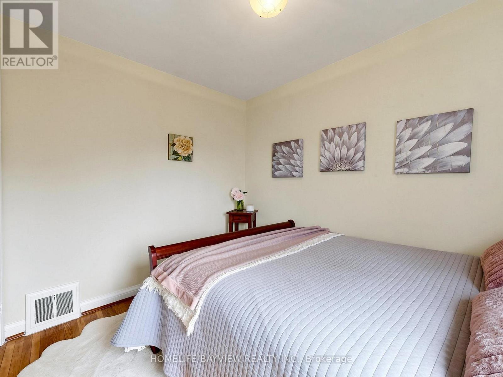 10 WOOLTON CRESCENT - 21
