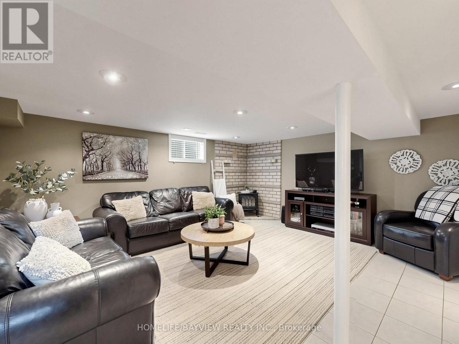 10 WOOLTON CRESCENT - 25
