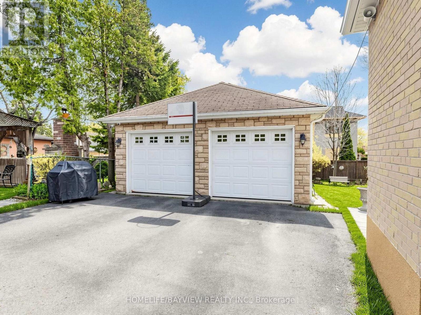 10 WOOLTON CRESCENT - 36