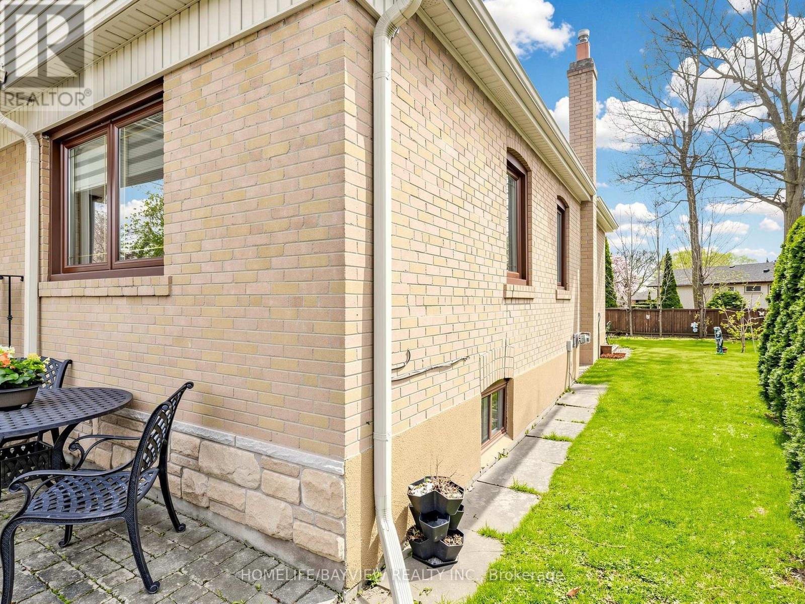 10 WOOLTON CRESCENT - 43