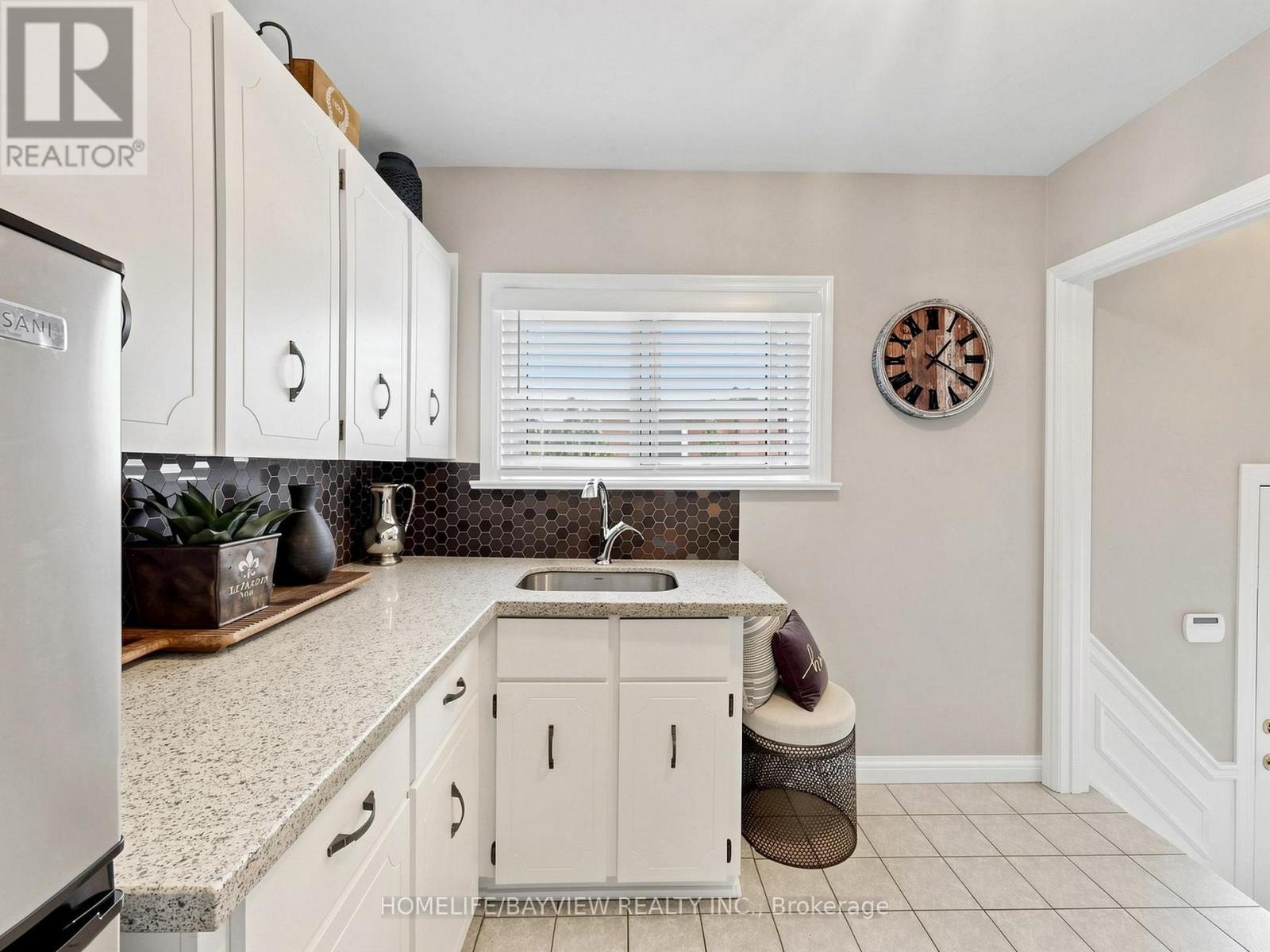 10 WOOLTON CRESCENT - 10