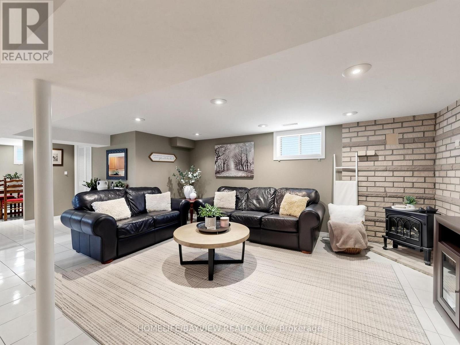 10 WOOLTON CRESCENT - 26